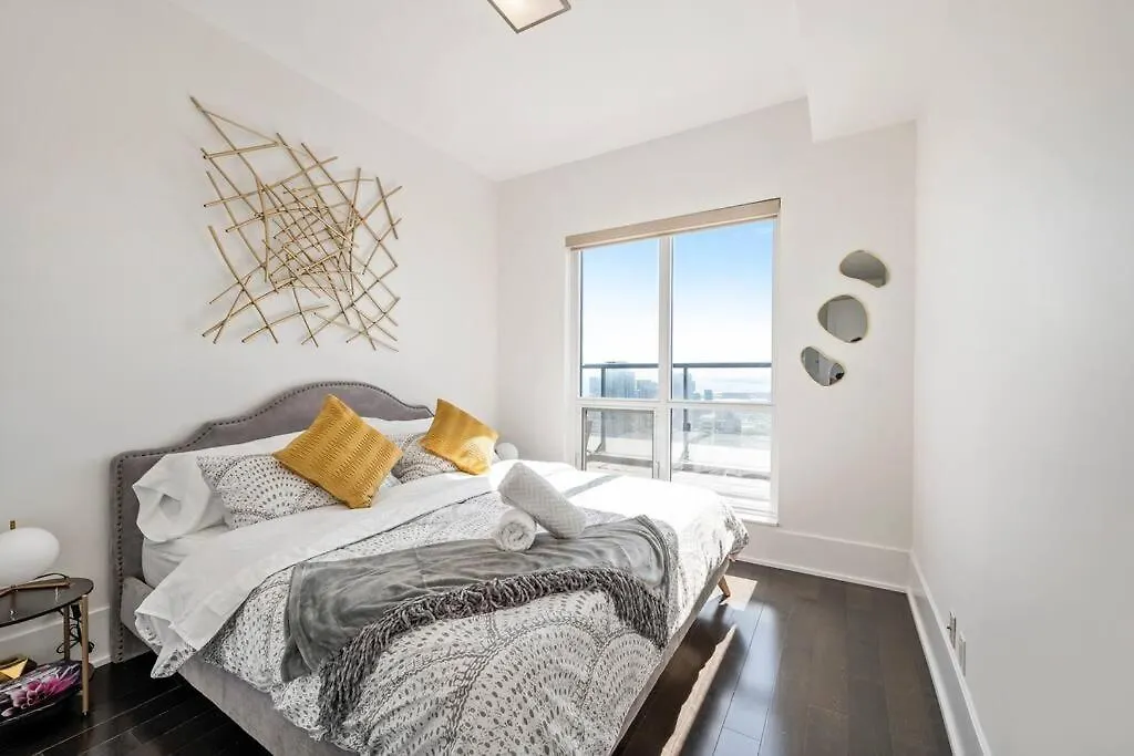 5-Star Panoramic View And Large Terrace By Cn Tower Apartment Toronto Canada